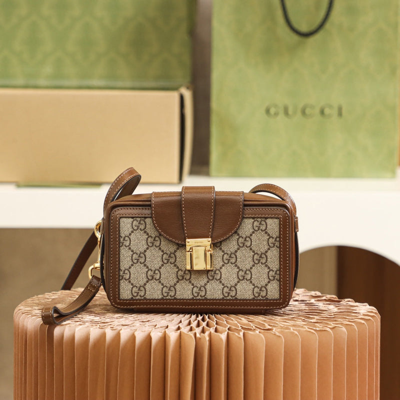 Bolsa Gucci GG mini bag with clasp closure