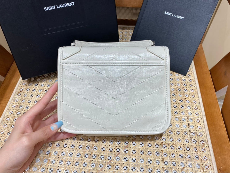 Bolsa YSL 𝑛𝑖𝑘𝑖 𝑐𝘩𝑎𝑖𝑛 𝑤𝑎𝑙𝑙𝑒𝑡