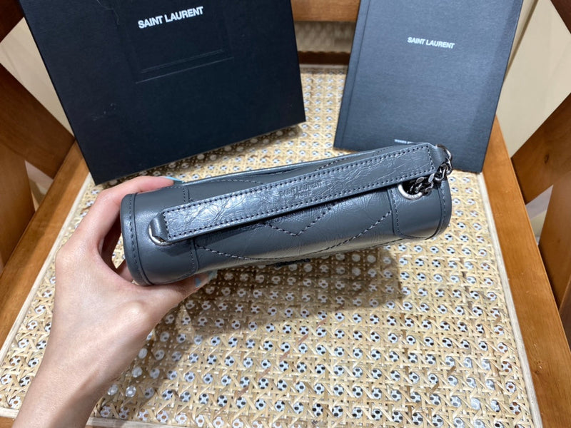 Bolsa YSL 𝑛𝑖𝑘𝑖 𝑐𝘩𝑎𝑖𝑛 𝑤𝑎𝑙𝑙𝑒𝑡