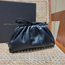 Bolsa Bottega Veneta 𝙏𝙃𝙀 𝙈𝙄𝙉𝙄 𝙋𝙊𝙐𝘾𝙃 22CM