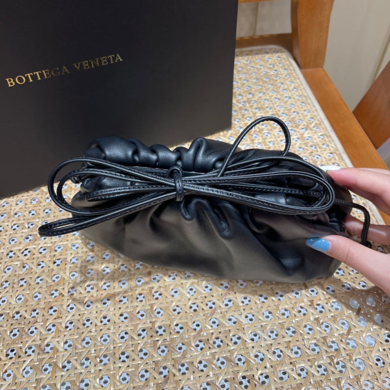 Bolsa Bottega Veneta 𝙏𝙃𝙀 𝙈𝙄𝙉𝙄 𝙋𝙊𝙐𝘾𝙃 22CM