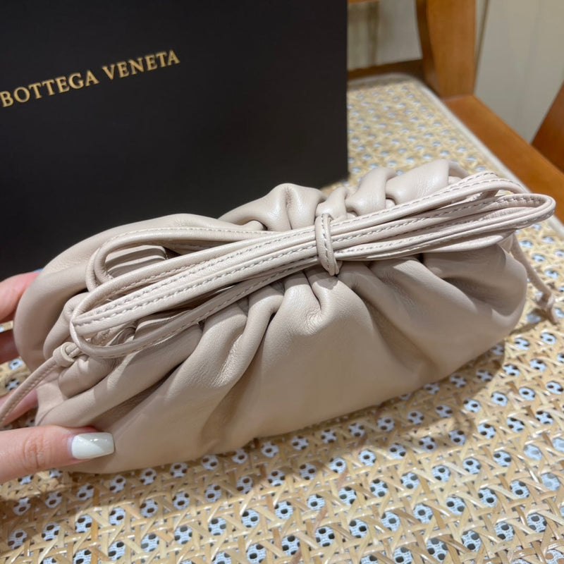 Bolsa Bottega Veneta 𝙏𝙃𝙀 𝙈𝙄𝙉𝙄 𝙋𝙊𝙐𝘾𝙃 22CM