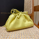 Bolsa Bottega Veneta 𝙏𝙃𝙀 𝙈𝙄𝙉𝙄 𝙋𝙊𝙐𝘾𝙃 22CM