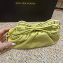 Bolsa Bottega Veneta 𝙏𝙃𝙀 𝙈𝙄𝙉𝙄 𝙋𝙊𝙐𝘾𝙃 22CM