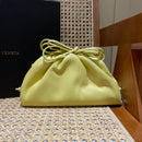Bolsa Bottega Veneta 𝙏𝙃𝙀 𝙈𝙄𝙉𝙄 𝙋𝙊𝙐𝘾𝙃 22CM