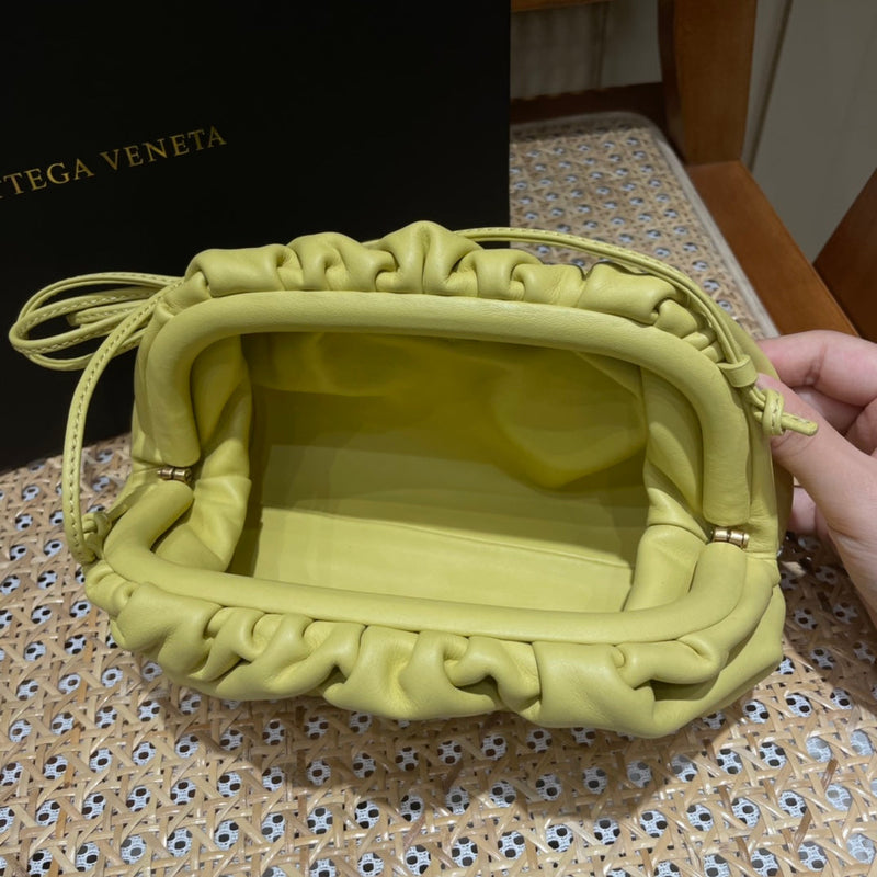 Bolsa Bottega Veneta 𝙏𝙃𝙀 𝙈𝙄𝙉𝙄 𝙋𝙊𝙐𝘾𝙃 22CM