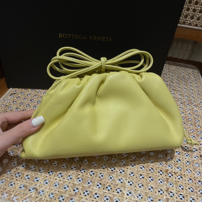 Bolsa Bottega Veneta 𝙏𝙃𝙀 𝙈𝙄𝙉𝙄 𝙋𝙊𝙐𝘾𝙃 22CM