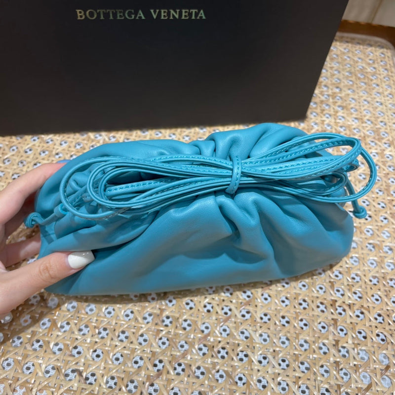 Bolsa Bottega Veneta 𝙏𝙃𝙀 𝙈𝙄𝙉𝙄 𝙋𝙊𝙐𝘾𝙃 22CM