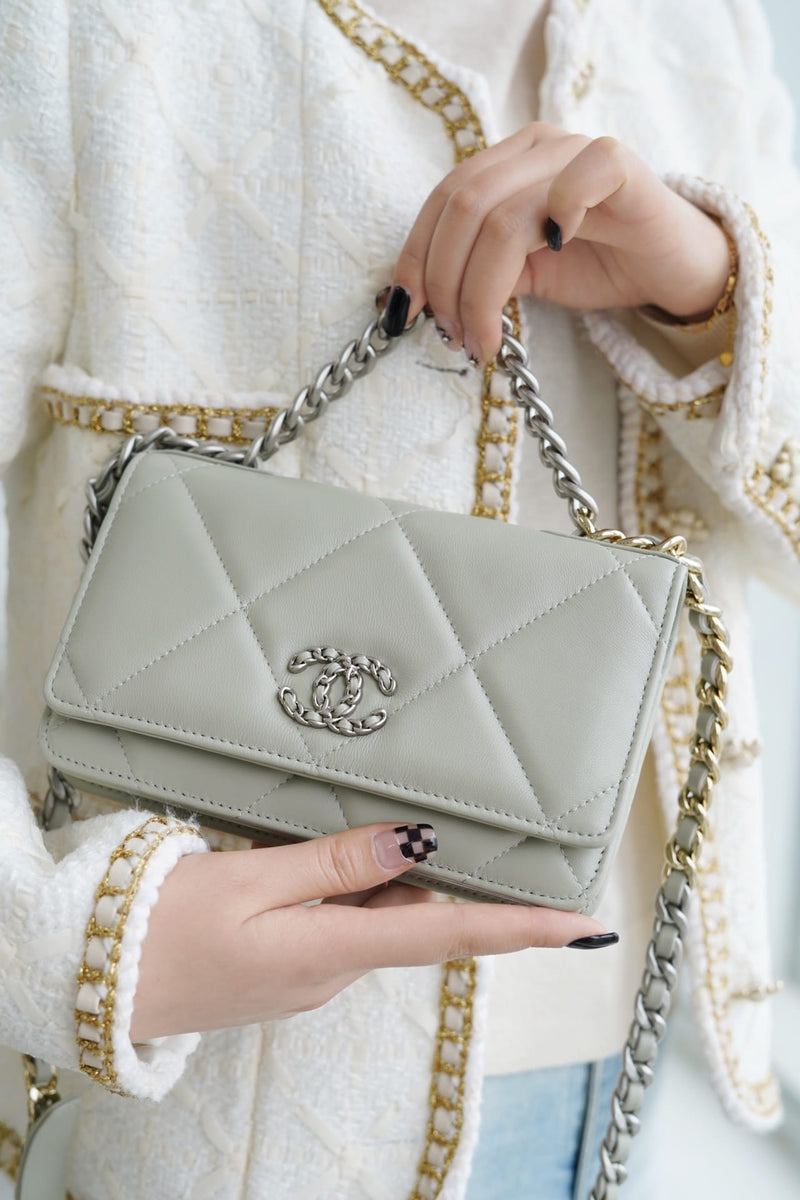 Bolsa CHANEL 19 WOC