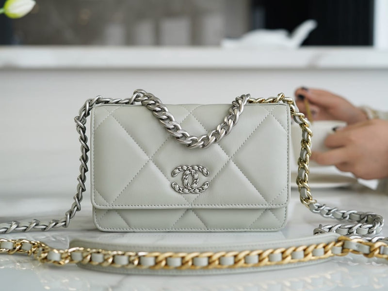 Bolsa CHANEL 19 WOC