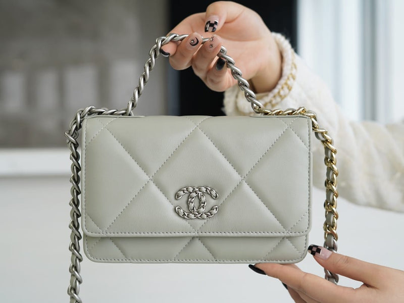 Bolsa CHANEL 19 WOC