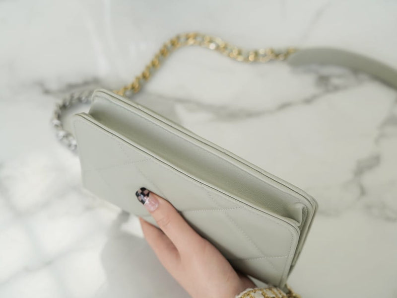 Bolsa CHANEL 19 WOC