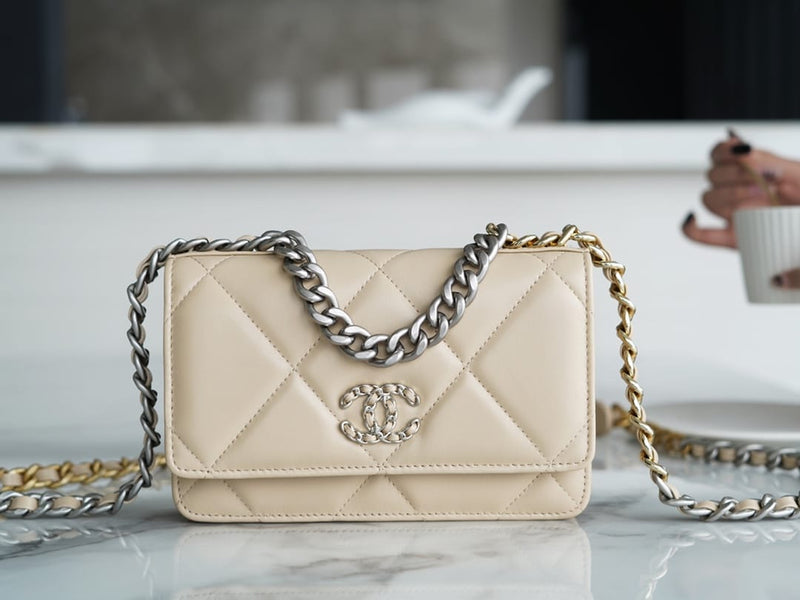 Bolsa CHANEL 19 WOC