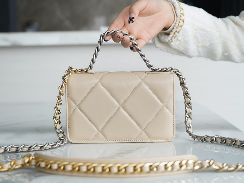 Bolsa CHANEL 19 WOC