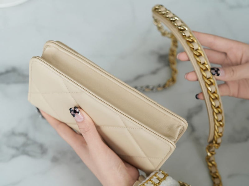 Bolsa CHANEL 19 WOC