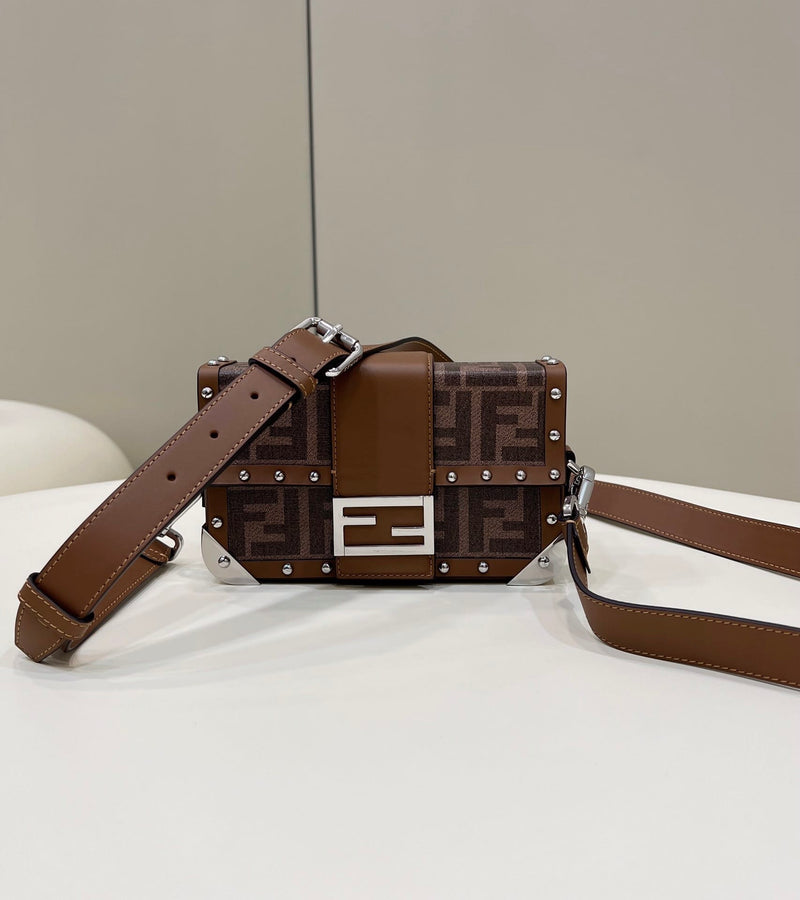Bolsa FENDI Trunk Baguette