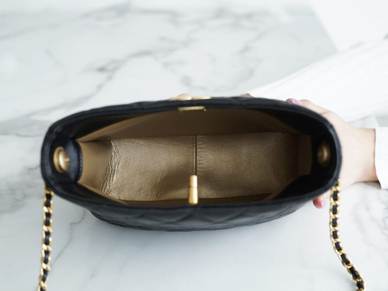 Bolsa CHANEL 22s Hobo