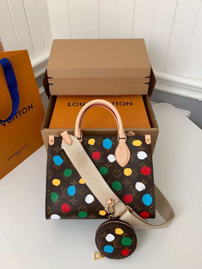 Bolsa Louis Vuitton LV x YK OnTheGo PM